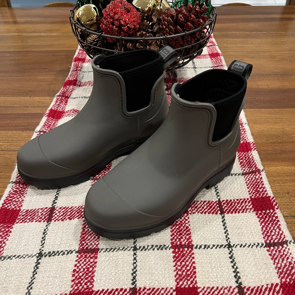 Women’s Ugg Droplet boots size 5